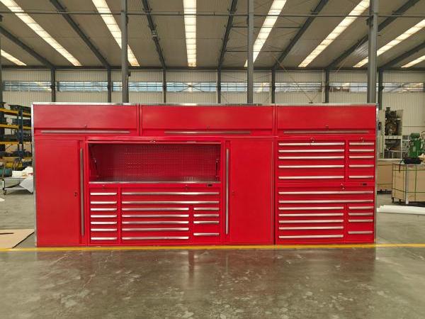 Rødt værktøj garage kabinet